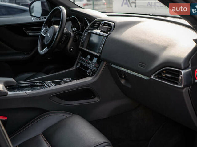 Сірий Ягуар Ф-Пейс, об'ємом двигуна 2 л та пробігом 58 тис. км за 27500 $, фото 34 на Automoto.ua