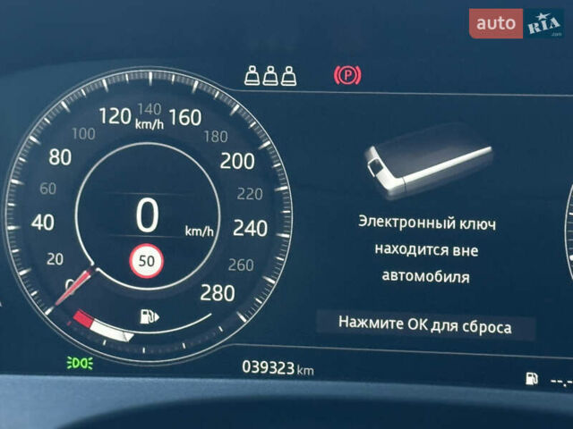 Серый Ягуар Ф-Пейс, объемом двигателя 3 л и пробегом 39 тыс. км за 33000 $, фото 21 на Automoto.ua