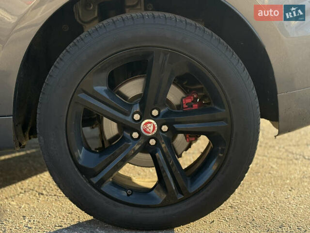 Серый Ягуар Ф-Пейс, объемом двигателя 3 л и пробегом 39 тыс. км за 33000 $, фото 31 на Automoto.ua