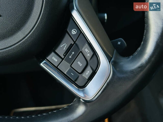 Серый Ягуар Ф-Пейс, объемом двигателя 2 л и пробегом 80 тыс. км за 28000 $, фото 32 на Automoto.ua