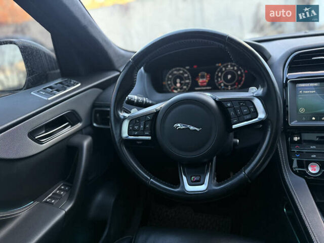 Серый Ягуар Ф-Пейс, объемом двигателя 3 л и пробегом 39 тыс. км за 33000 $, фото 19 на Automoto.ua