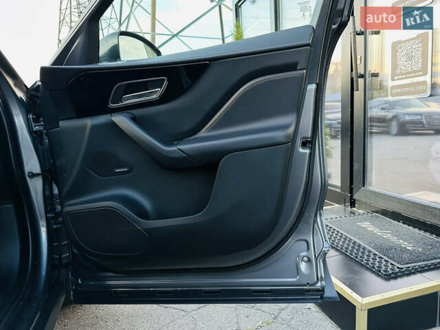 Серый Ягуар Ф-Пейс, объемом двигателя 2 л и пробегом 80 тыс. км за 28000 $, фото 25 на Automoto.ua