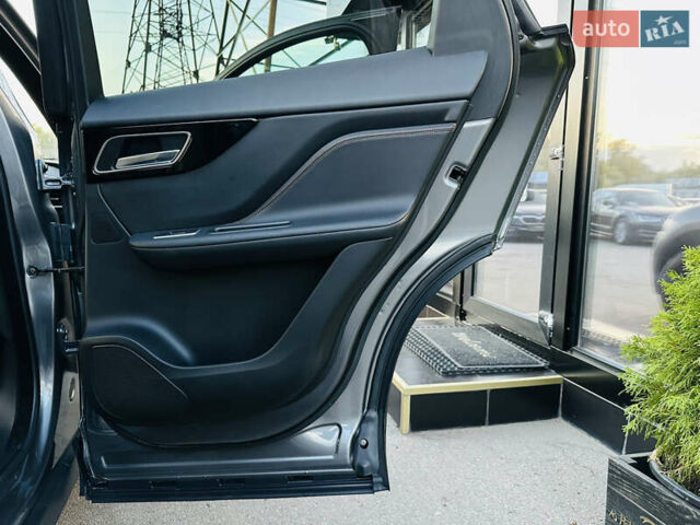 Серый Ягуар Ф-Пейс, объемом двигателя 2 л и пробегом 80 тыс. км за 28000 $, фото 22 на Automoto.ua