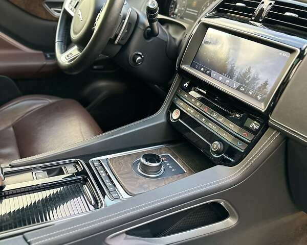 Ягуар Ф-Пейс 2018 у Южноукраинске на Automoto.ua Сірий Ягуар Ф-Пейс, об'ємом двигуна 3 л та пробігом 107 тис. км за 39500 $, фото 48 на Automoto.ua