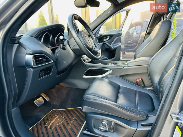 Серый Ягуар Ф-Пейс, объемом двигателя 2 л и пробегом 80 тыс. км за 28000 $, фото 12 на Automoto.ua