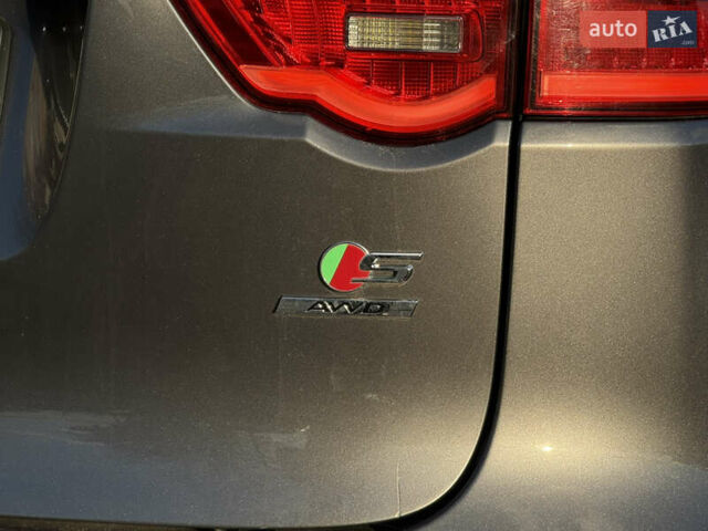 Серый Ягуар Ф-Пейс, объемом двигателя 3 л и пробегом 39 тыс. км за 33000 $, фото 35 на Automoto.ua