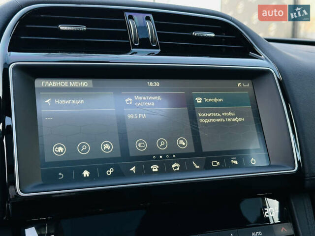 Серый Ягуар Ф-Пейс, объемом двигателя 2 л и пробегом 80 тыс. км за 28000 $, фото 33 на Automoto.ua