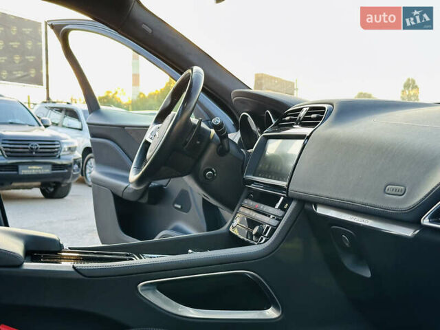 Серый Ягуар Ф-Пейс, объемом двигателя 2 л и пробегом 80 тыс. км за 28000 $, фото 24 на Automoto.ua