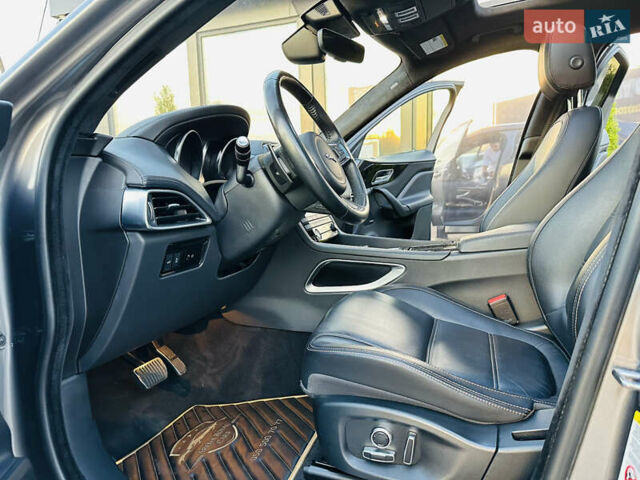 Серый Ягуар Ф-Пейс, объемом двигателя 2 л и пробегом 80 тыс. км за 28000 $, фото 13 на Automoto.ua