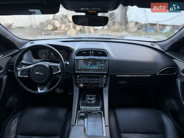 Серый Ягуар Ф-Пейс, объемом двигателя 3 л и пробегом 39 тыс. км за 33000 $, фото 12 на Automoto.ua