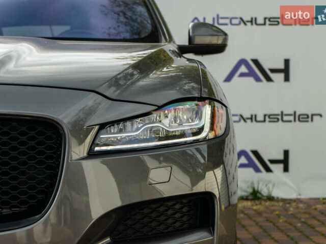 Сірий Ягуар Ф-Пейс, об'ємом двигуна 2 л та пробігом 58 тис. км за 27500 $, фото 24 на Automoto.ua