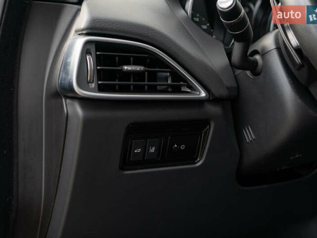 Сірий Ягуар Ф-Пейс, об'ємом двигуна 2 л та пробігом 58 тис. км за 27500 $, фото 40 на Automoto.ua