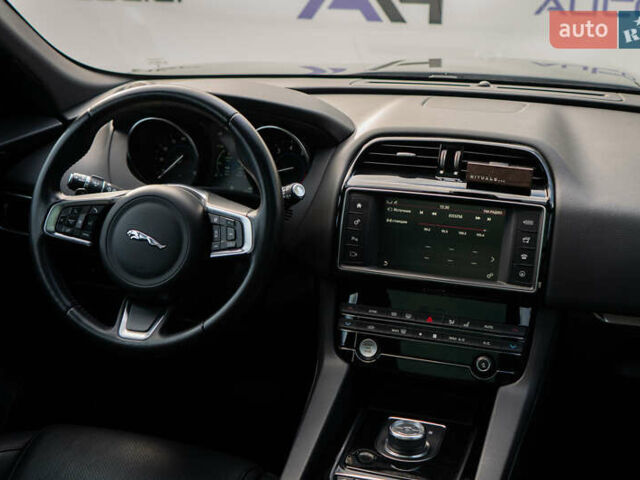 Сірий Ягуар Ф-Пейс, об'ємом двигуна 2 л та пробігом 58 тис. км за 27500 $, фото 29 на Automoto.ua