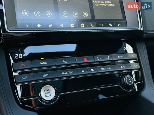 Серый Ягуар Ф-Пейс, объемом двигателя 2 л и пробегом 80 тыс. км за 28000 $, фото 34 на Automoto.ua