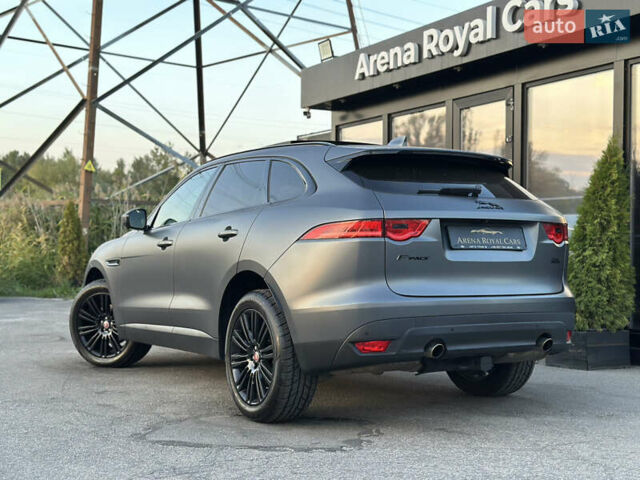 Серый Ягуар Ф-Пейс, объемом двигателя 2 л и пробегом 80 тыс. км за 28000 $, фото 3 на Automoto.ua