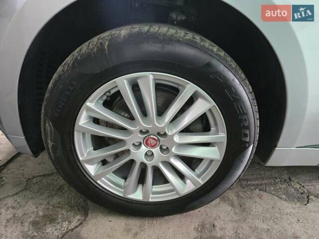 Серый Ягуар Ф-Пейс, объемом двигателя 2 л и пробегом 101 тыс. км за 25900 $, фото 16 на Automoto.ua