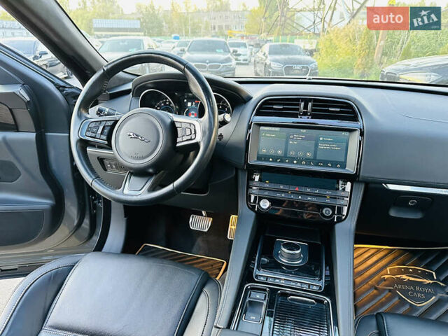 Серый Ягуар Ф-Пейс, объемом двигателя 2 л и пробегом 80 тыс. км за 28000 $, фото 23 на Automoto.ua