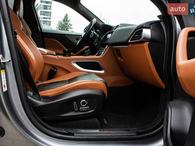 Сірий Ягуар Ф-Пейс, об'ємом двигуна 5 л та пробігом 28 тис. км за 55000 $, фото 72 на Automoto.ua