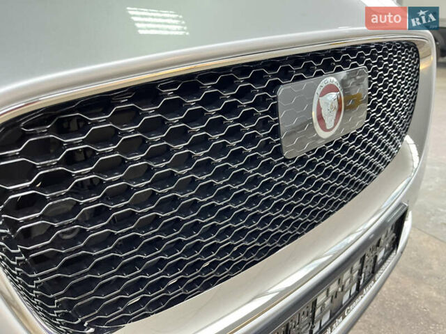 Сірий Ягуар Ф-Пейс, об'ємом двигуна 2 л та пробігом 73 тис. км за 25590 $, фото 7 на Automoto.ua