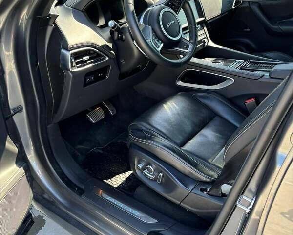 Сірий Ягуар Ф-Пейс, об'ємом двигуна 2 л та пробігом 96 тис. км за 32500 $, фото 14 на Automoto.ua