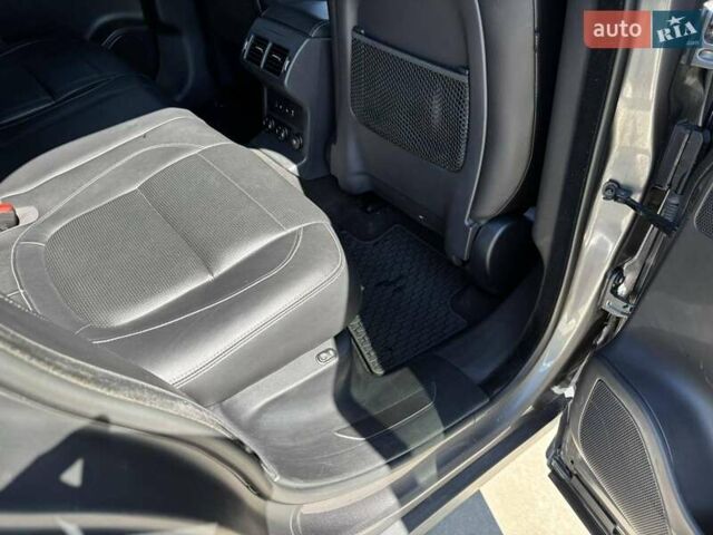 Сірий Ягуар Ф-Пейс, об'ємом двигуна 2 л та пробігом 96 тис. км за 32500 $, фото 18 на Automoto.ua