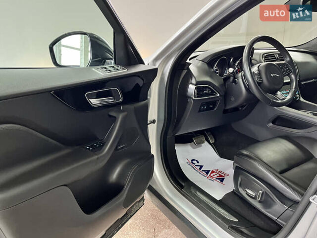 Сірий Ягуар Ф-Пейс, об'ємом двигуна 2 л та пробігом 73 тис. км за 25590 $, фото 21 на Automoto.ua