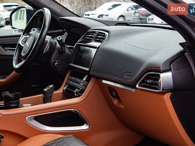 Сірий Ягуар Ф-Пейс, об'ємом двигуна 5 л та пробігом 28 тис. км за 55000 $, фото 76 на Automoto.ua