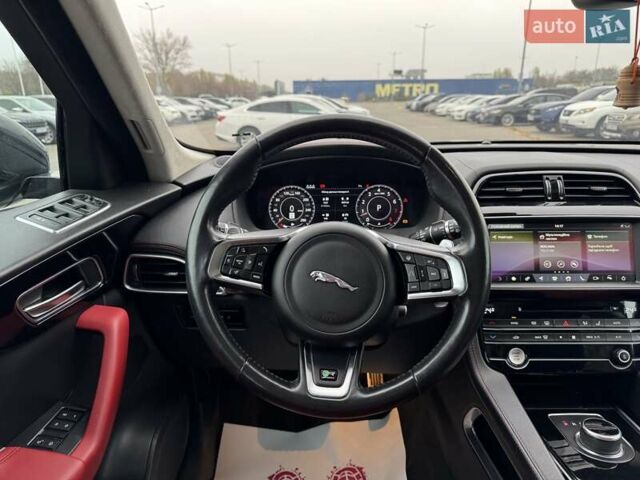Серый Ягуар Ф-Пейс, объемом двигателя 2 л и пробегом 92 тыс. км за 28500 $, фото 15 на Automoto.ua