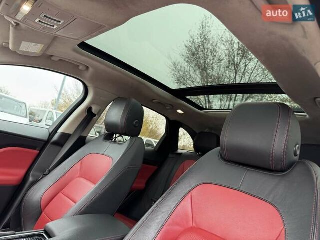 Серый Ягуар Ф-Пейс, объемом двигателя 2 л и пробегом 92 тыс. км за 28500 $, фото 21 на Automoto.ua