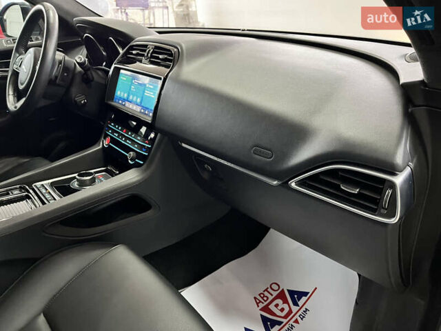 Сірий Ягуар Ф-Пейс, об'ємом двигуна 2 л та пробігом 73 тис. км за 25590 $, фото 32 на Automoto.ua