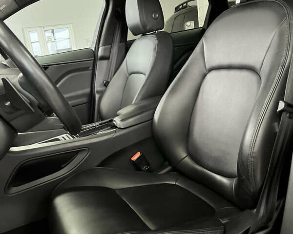 Сірий Ягуар Ф-Пейс, об'ємом двигуна 2 л та пробігом 73 тис. км за 25590 $, фото 25 на Automoto.ua