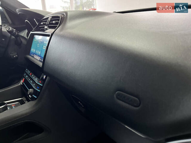 Сірий Ягуар Ф-Пейс, об'ємом двигуна 2 л та пробігом 73 тис. км за 25590 $, фото 33 на Automoto.ua