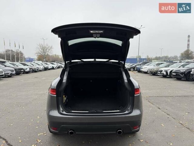 Серый Ягуар Ф-Пейс, объемом двигателя 2 л и пробегом 92 тыс. км за 28500 $, фото 8 на Automoto.ua