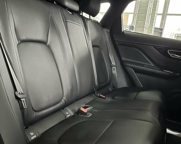 Сірий Ягуар Ф-Пейс, об'ємом двигуна 2 л та пробігом 73 тис. км за 25590 $, фото 39 на Automoto.ua