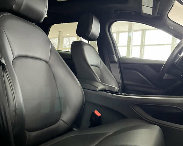 Сірий Ягуар Ф-Пейс, об'ємом двигуна 2 л та пробігом 73 тис. км за 25590 $, фото 34 на Automoto.ua