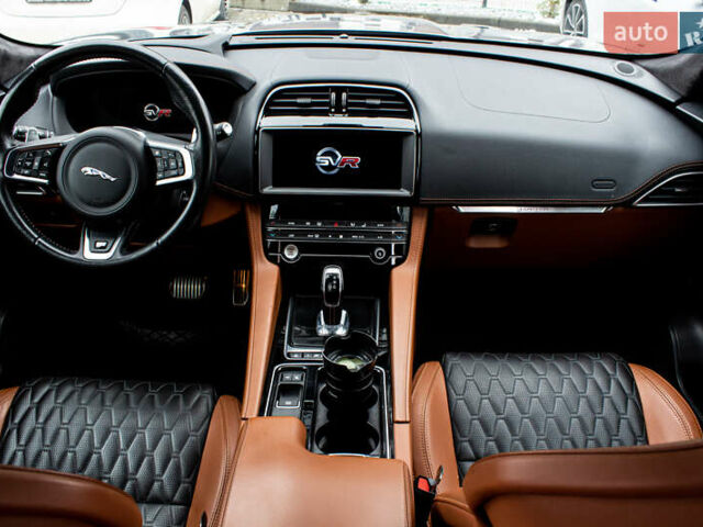 Сірий Ягуар Ф-Пейс, об'ємом двигуна 5 л та пробігом 28 тис. км за 55000 $, фото 50 на Automoto.ua