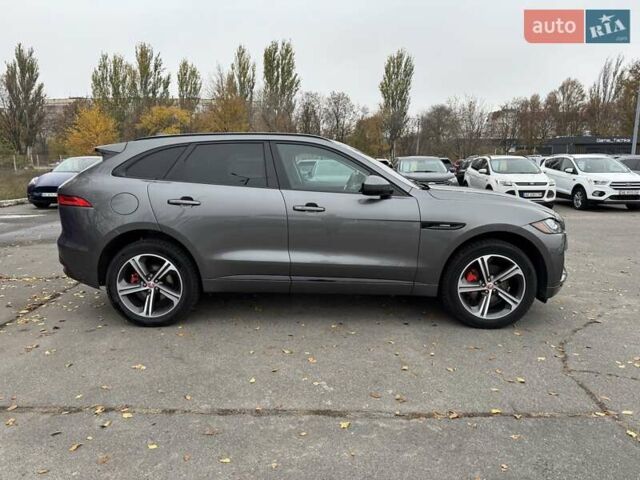 Серый Ягуар Ф-Пейс, объемом двигателя 2 л и пробегом 92 тыс. км за 28500 $, фото 3 на Automoto.ua
