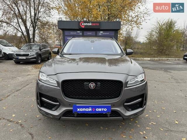 Серый Ягуар Ф-Пейс, объемом двигателя 2 л и пробегом 92 тыс. км за 28500 $, фото 1 на Automoto.ua
