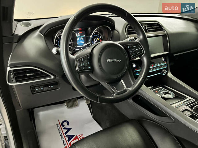 Сірий Ягуар Ф-Пейс, об'ємом двигуна 2 л та пробігом 73 тис. км за 25590 $, фото 26 на Automoto.ua