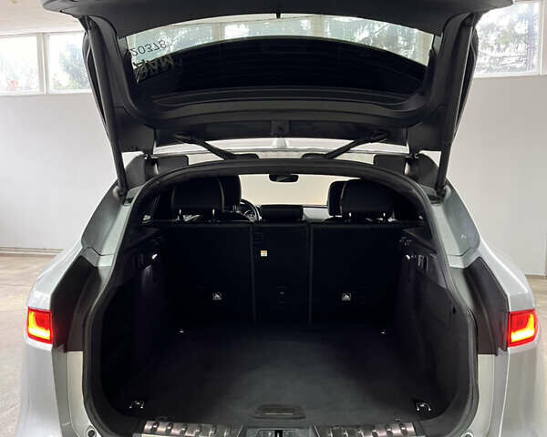 Сірий Ягуар Ф-Пейс, об'ємом двигуна 2 л та пробігом 73 тис. км за 25590 $, фото 40 на Automoto.ua