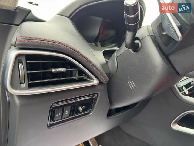Серый Ягуар Ф-Пейс, объемом двигателя 2 л и пробегом 92 тыс. км за 28500 $, фото 10 на Automoto.ua