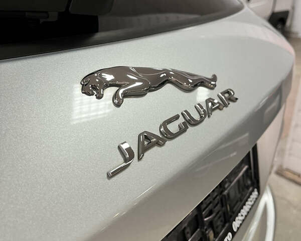 Сірий Ягуар Ф-Пейс, об'ємом двигуна 2 л та пробігом 73 тис. км за 25590 $, фото 13 на Automoto.ua