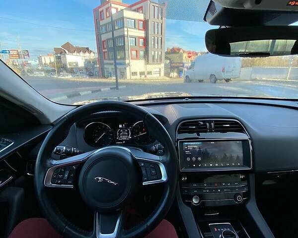 Серый Ягуар Ф-Пейс, объемом двигателя 2 л и пробегом 115 тыс. км за 31000 $, фото 11 на Automoto.ua