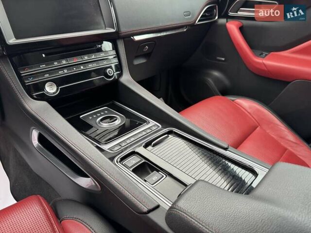 Серый Ягуар Ф-Пейс, объемом двигателя 2 л и пробегом 92 тыс. км за 28500 $, фото 12 на Automoto.ua