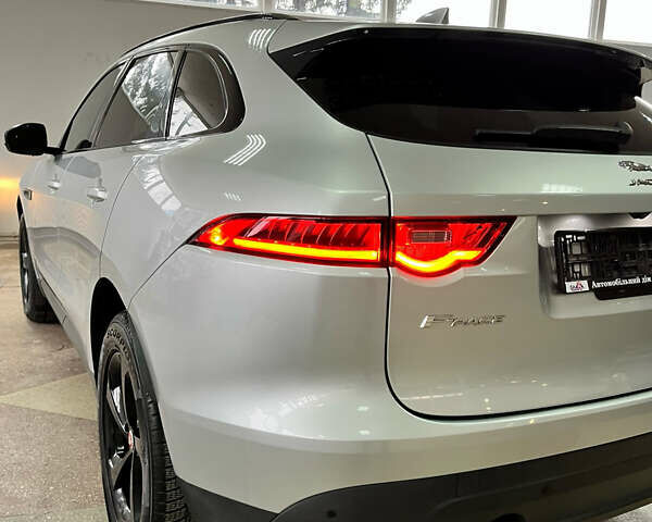 Сірий Ягуар Ф-Пейс, об'ємом двигуна 2 л та пробігом 73 тис. км за 25590 $, фото 14 на Automoto.ua