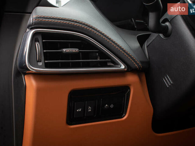 Сірий Ягуар Ф-Пейс, об'ємом двигуна 5 л та пробігом 28 тис. км за 55000 $, фото 48 на Automoto.ua