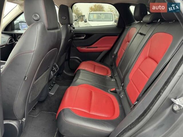 Серый Ягуар Ф-Пейс, объемом двигателя 2 л и пробегом 92 тыс. км за 28500 $, фото 14 на Automoto.ua