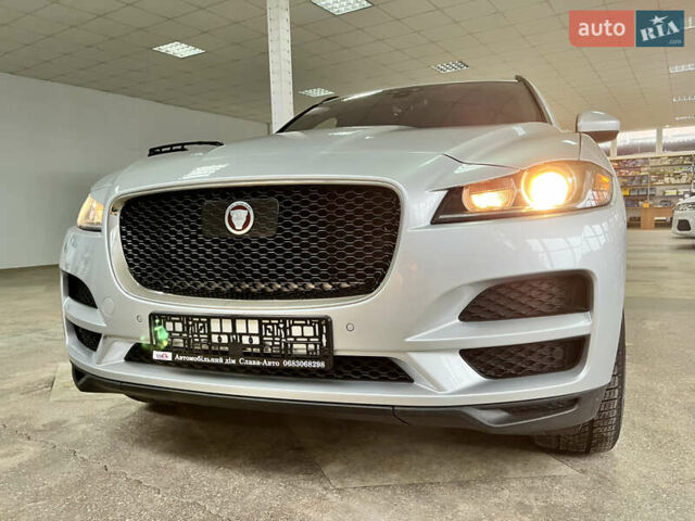 Сірий Ягуар Ф-Пейс, об'ємом двигуна 2 л та пробігом 73 тис. км за 25590 $, фото 2 на Automoto.ua