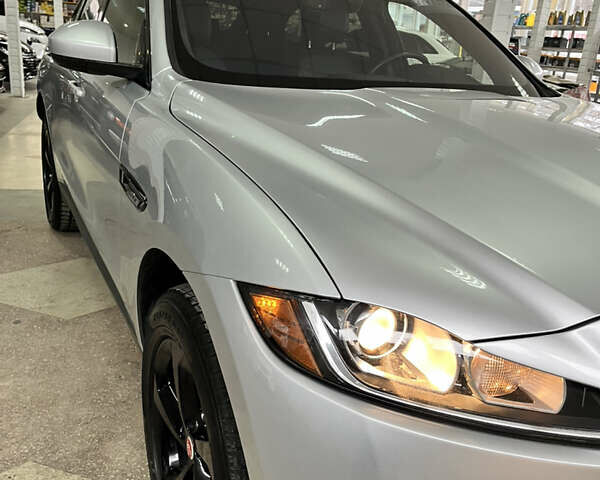 Сірий Ягуар Ф-Пейс, об'ємом двигуна 2 л та пробігом 73 тис. км за 25590 $, фото 5 на Automoto.ua