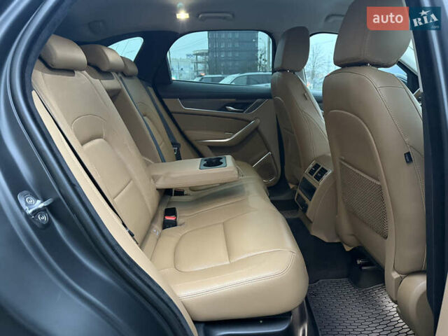 Серый Ягуар Ф-Пейс, объемом двигателя 2 л и пробегом 108 тыс. км за 43900 $, фото 34 на Automoto.ua